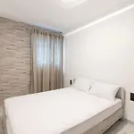 White Lux House In Town Apartament