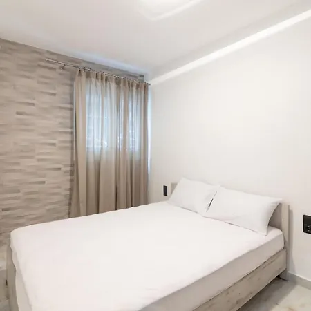White Lux House In Town Apartment